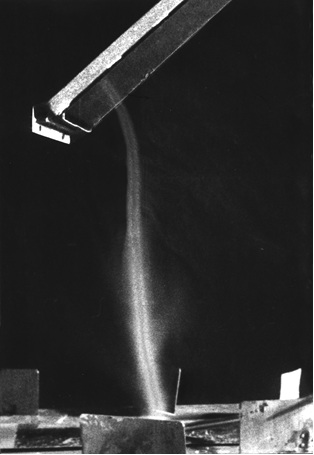 Сжатие газового вихря на входе в воздухозаборник реактивного двигателя самолета (на стоянке).jpg